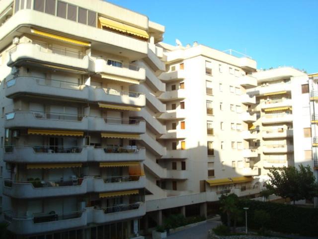 Apartamentos Arquus Center Салоу Екстер'єр фото